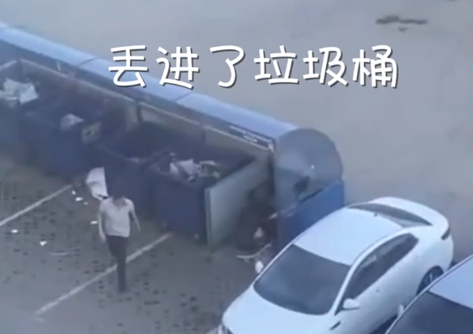 俄罗斯|情侣吵架吵急眼了，俄罗斯男子将女友扔垃圾桶