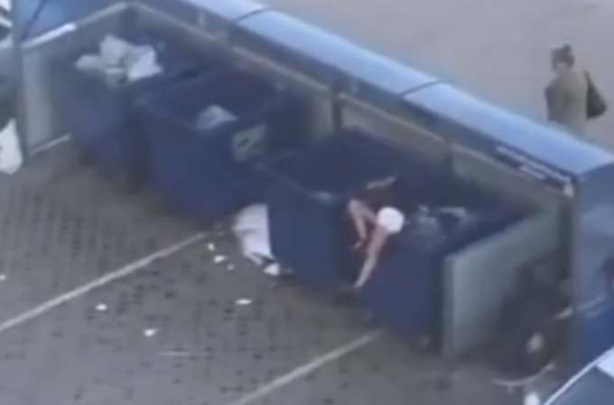 俄罗斯|情侣吵架吵急眼了，俄罗斯男子将女友扔垃圾桶
