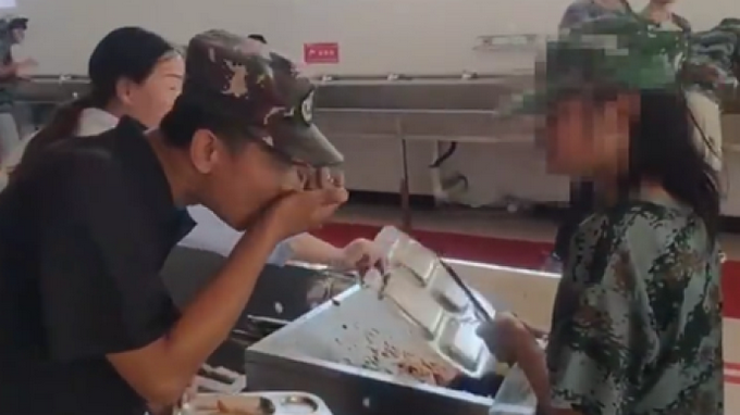 |学校回应教官手抓学生剩饭吃掉：本意是引导学生珍惜粮食