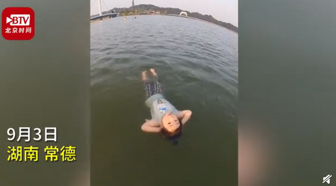 热点|厉害！2岁女童10分钟横渡沾天湖，网友直呼：上辈子是条鱼吧