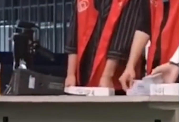 企业文化|电子厂回应发证扔地上让员工捡：管理失职，主管已道歉