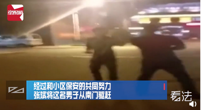 推荐|男子挥刀追砍小孩，退伍军人持棍勇斗 网友：打狗棍生擒小片刀
