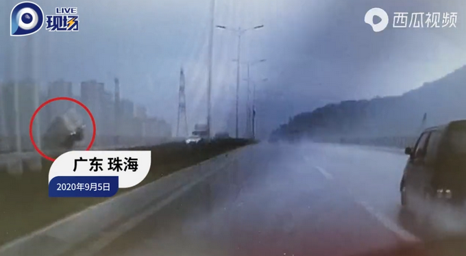 推荐|惊险瞬间曝光！珠海坠海货车已打捞上岸司机失联，车窗玻璃全部破碎