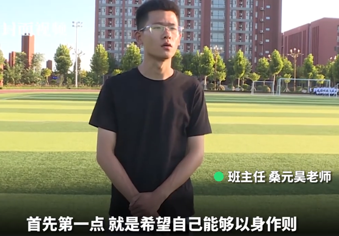 军训|班主任与学生一起在烈日下军训：如果自己都没掌握，没资格要求同学做好