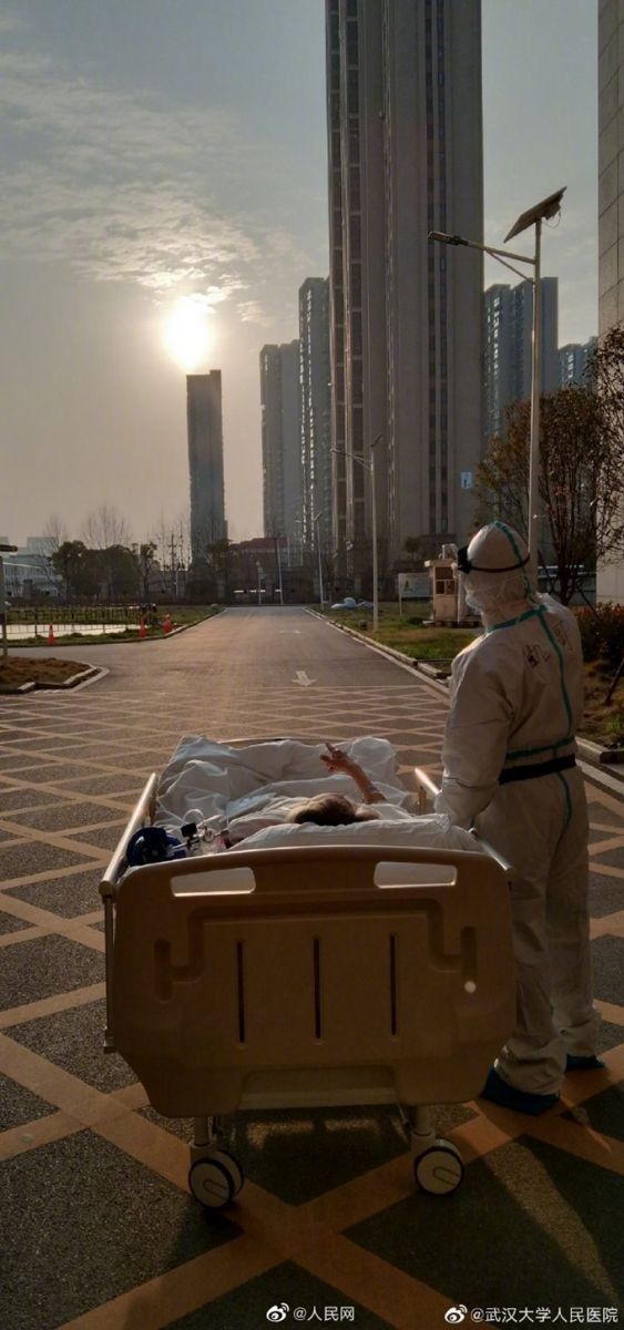感人|武汉落日余晖照主角重逢，再现感人一幕！