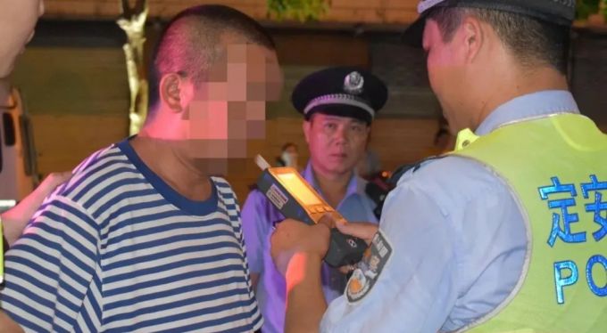 |机关工作人员涉嫌醉驾被抓，称“自己人，求照顾”