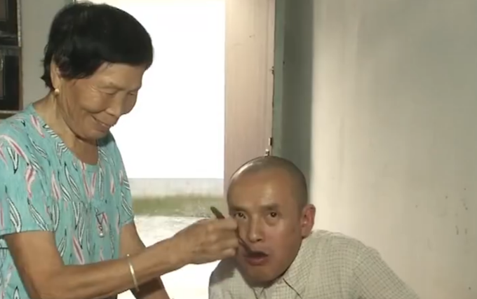 感人|感人！82岁老人照顾残疾邻居11年，为了一个口头承诺