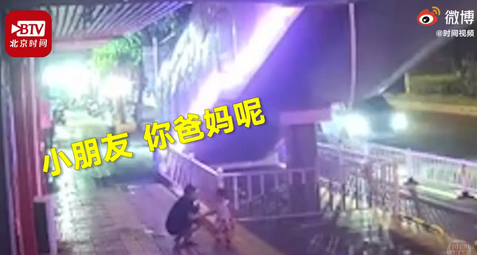 |莆田3岁女童凌晨独自上街小伙一路护送，网友：好人有好报！