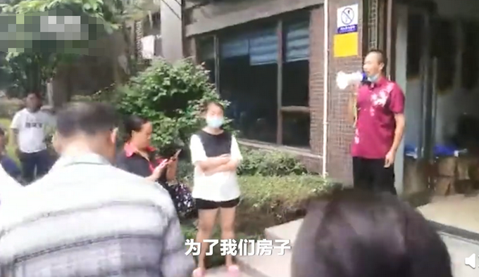 热点|小区物业不作为业主集体送锦旗：干啥啥不行，收钱第一名