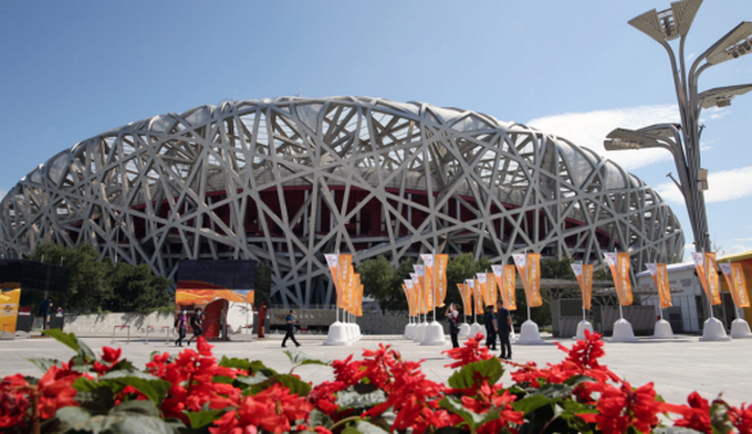 |景泰蓝中的“龙袍”，张同禄景泰蓝帝王尊现身服贸会