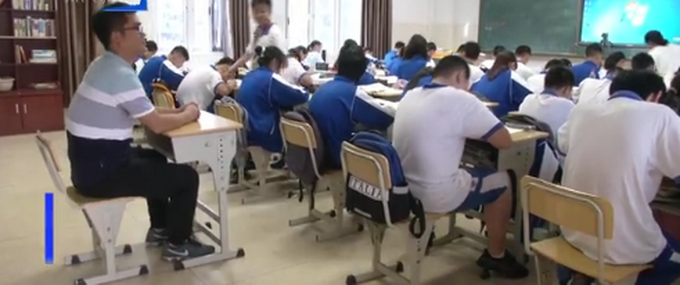 |“宇宙最强”！体育老师当班主任带差班，三年从年级倒数逆袭成前三