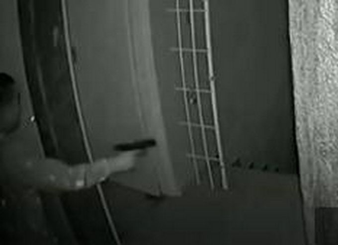 推荐|“华子哥”非洲遭抢，叼着烟与劫匪枪战4秒连射13发子弹，画面曝光