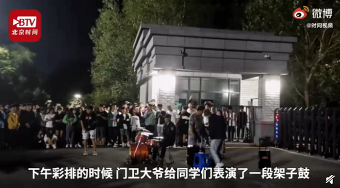 暖心|门卫大爷校门口打架子鼓走红，网友：没点才艺啥工作都不好干啊