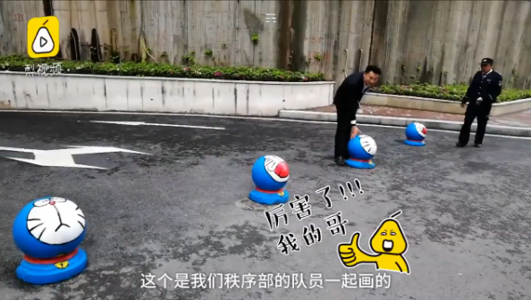 暖心|门卫大爷校门口打架子鼓走红，网友：没点才艺啥工作都不好干啊