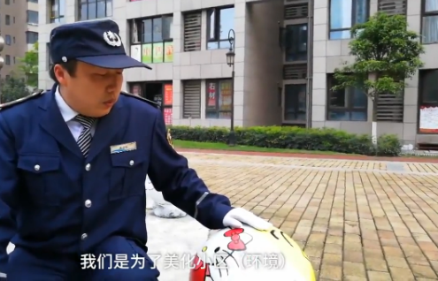 暖心|门卫大爷校门口打架子鼓走红，网友：没点才艺啥工作都不好干啊