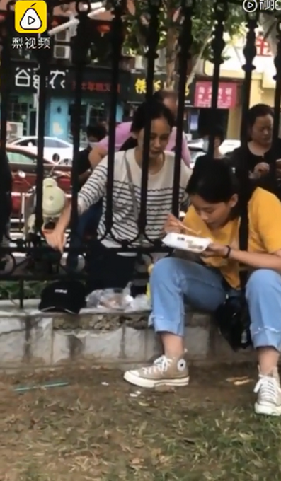 热点|大学新生报到父母隔栏泪别：放心不下，再陪你吃顿饭