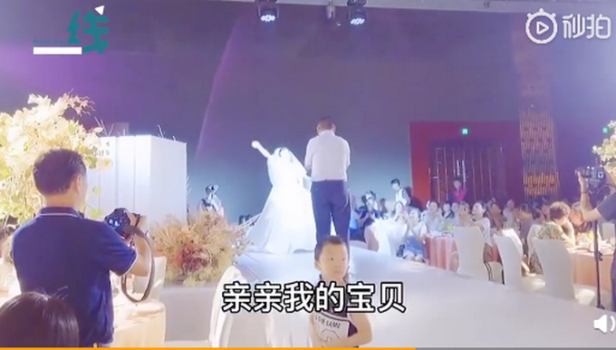 推荐|女儿婚礼上爸爸唱亲亲我的宝贝，哽咽地说：你的房间永远为你留着