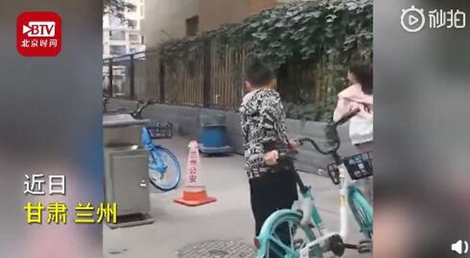 推荐|父子晨跑顺手摆好沿途共享单车，网友：父母是孩子最好的老师