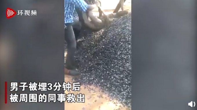 |肯尼亚卡车倾卸碎石误将男子掩埋3分钟，网友：吓人！隔着屏都觉得窒息