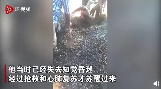 |肯尼亚卡车倾卸碎石误将男子掩埋3分钟，网友：吓人！隔着屏都觉得窒息