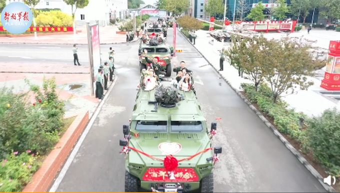 |军营婚礼新人乘铁甲婚车，网友纷纷送祝福