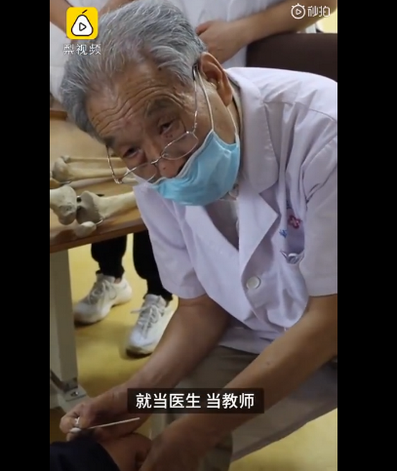 推荐|82岁医生当试验品让学生练习扎针 网友：师者传道授业解惑