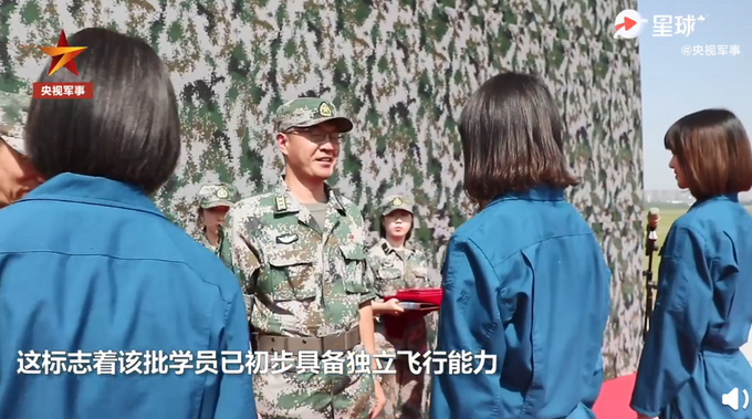 热点|陆军首批10名女飞行学员首次单飞，网友：不仅酷，还漂亮！