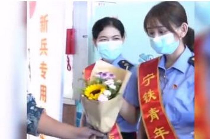热点|甜！入伍新兵给铁路小姐姐送花，网友：你们都是最可爱的人