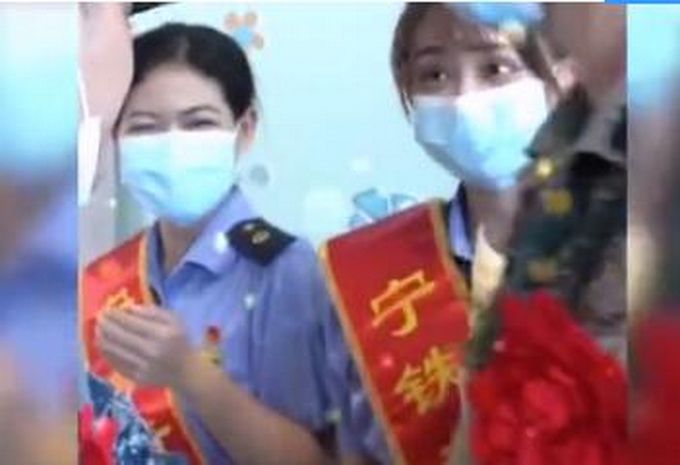 热点|甜！入伍新兵给铁路小姐姐送花，网友：你们都是最可爱的人