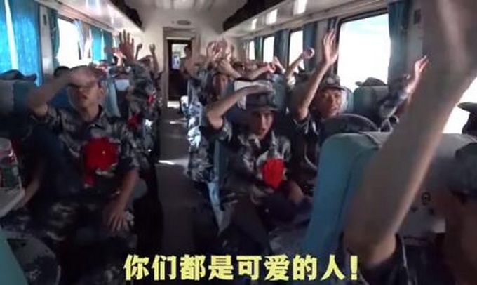 热点|甜！入伍新兵给铁路小姐姐送花，网友：你们都是最可爱的人