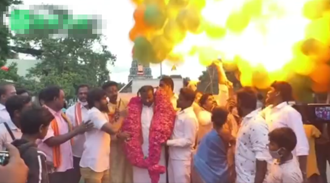 爆炸|恐怖！印度民众为总理放飞氢气球突然爆炸，头顶燃起巨大火球