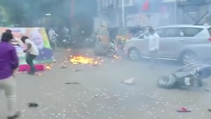 爆炸|恐怖！印度民众为总理放飞氢气球突然爆炸，头顶燃起巨大火球