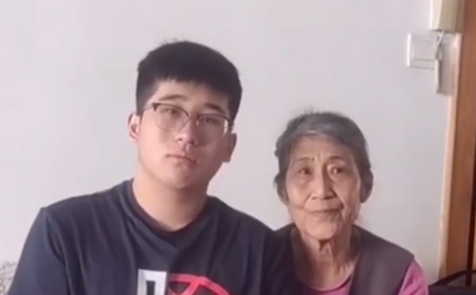 感人瞬间|大一新生报道前和奶奶合影落泪，这一幕看哭网友