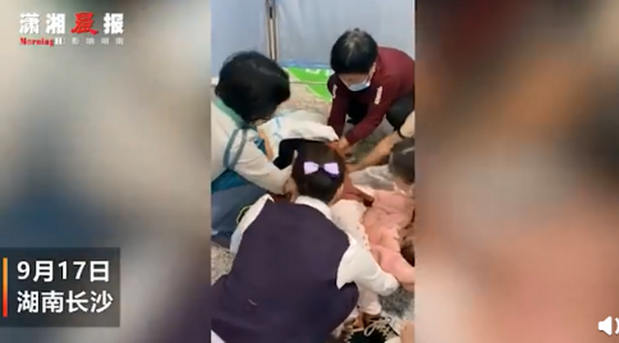 热点|孕妇地铁临盆众人援助，母子平安！网友：孩子小名就叫“铁生”吧