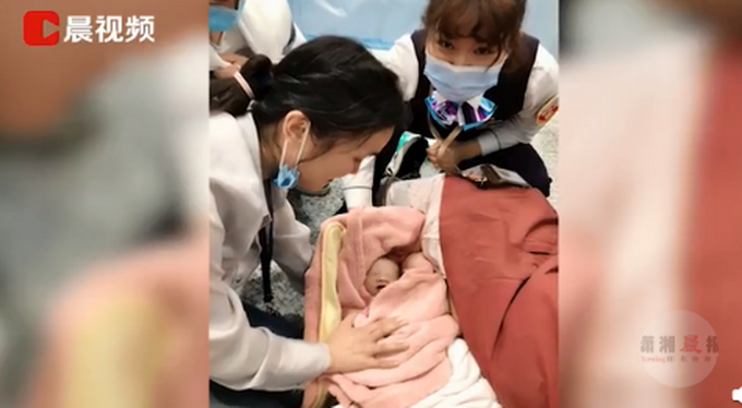 热点|孕妇地铁临盆众人援助，母子平安！网友：孩子小名就叫“铁生”吧