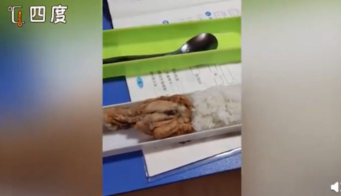 热点|男孩从学校带鸡腿给妈妈吃，被劝阻后仍坚持分享，网友：太暖了