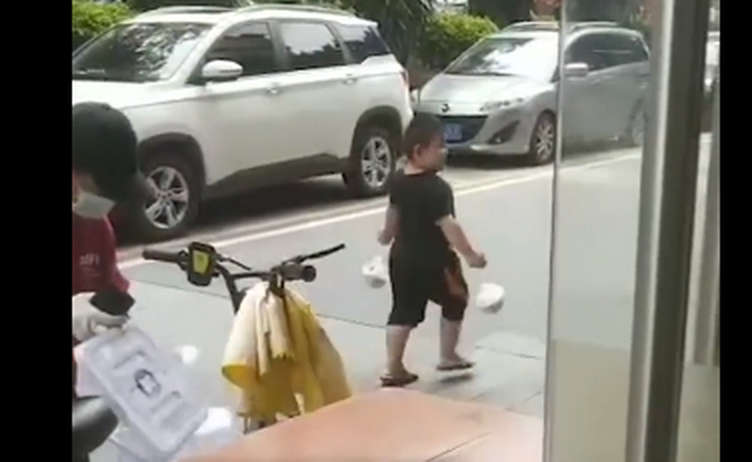 |佛山5岁男孩放学后帮父母送外卖，网友：这就是爸妈贴心小棉袄