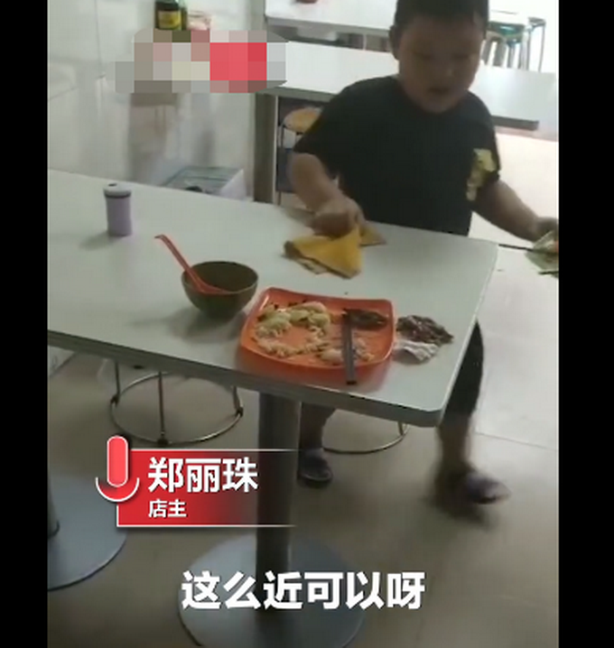 |佛山5岁男孩放学后帮父母送外卖，网友：这就是爸妈贴心小棉袄