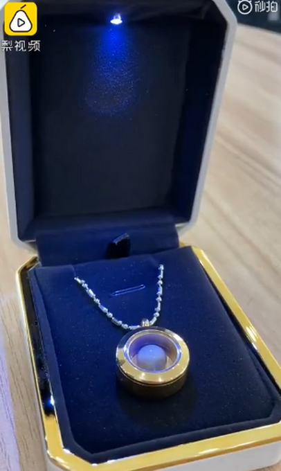 热点|合肥一陵园将逝者骨灰做成项链，更环保还可随身佩戴，网友吵翻了