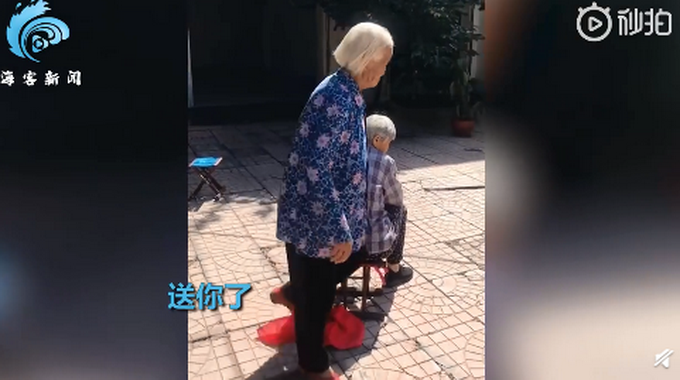 热点|精气神十足！白发奶奶步履蹒跚玩丢手绢，网友：希望我老了也有人陪