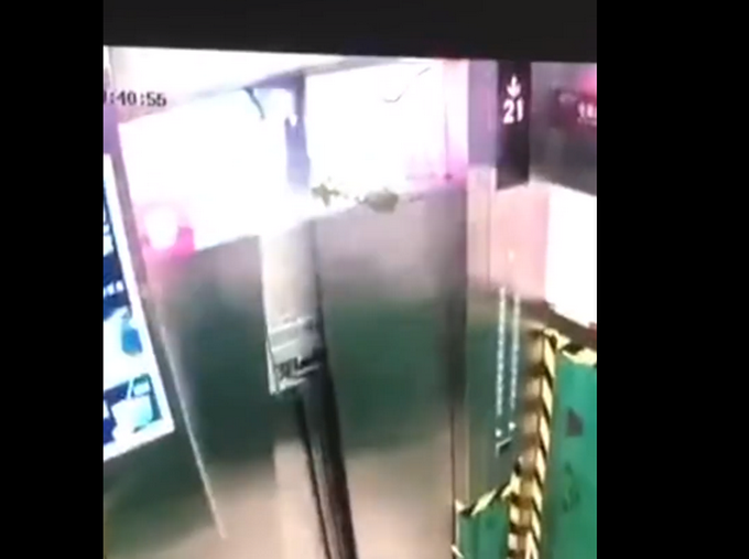 |为节省时间，深圳外卖小哥放障碍物致电梯门破裂，中介：目前尚未修复