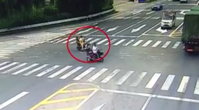 交通事故|揪心！女子骑电动车闯红灯，儿子马路中间跳车被撞
