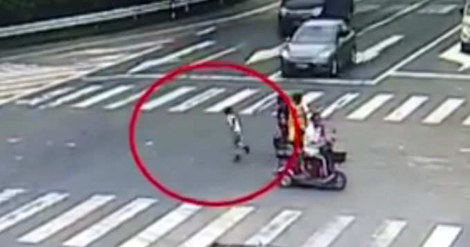 交通事故|揪心！女子骑电动车闯红灯，儿子马路中间跳车被撞