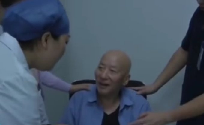 正能量|72岁武汉老人跨越1800公里答谢医护，网友泪目