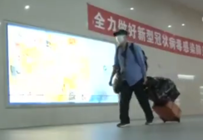 正能量|72岁武汉老人跨越1800公里答谢医护，网友泪目