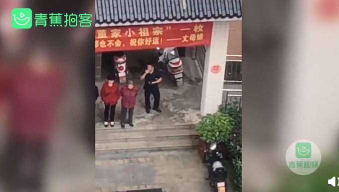 热点|结婚当天丈母娘拉横幅祝女婿好运：此女只两样不会，这也不会那也不会