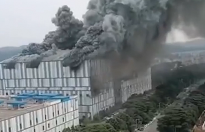 华为|东莞华为实验室起火，现场浓烟滚滚，官方通报