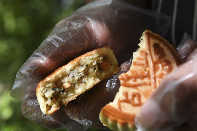 热点|灵魂拷问！月饼切开吃还是直接吃？网友吵翻了