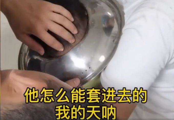 熊孩子|男孩脑袋卡进锅盖取不下来，网友：很心疼，但忍不住笑了