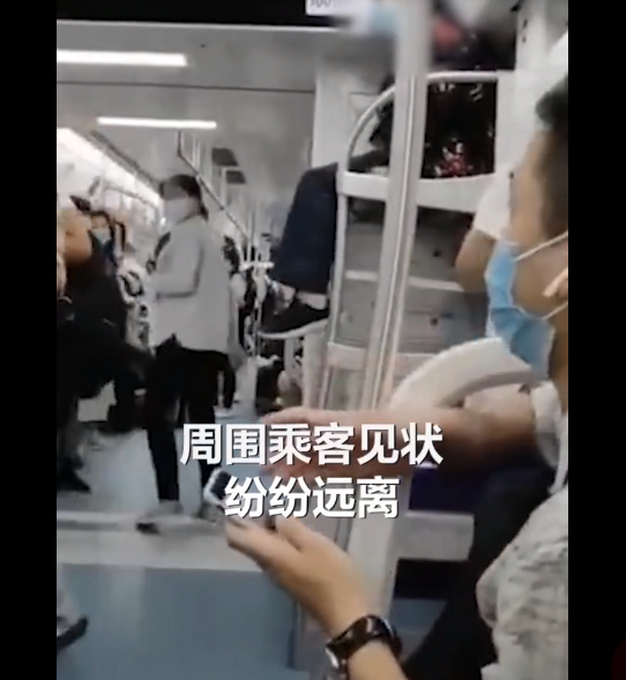 推荐|重庆地铁老太爬上行李架蹭坐悠闲晃腿，乘客见状纷纷远离，网友：咋上去的？